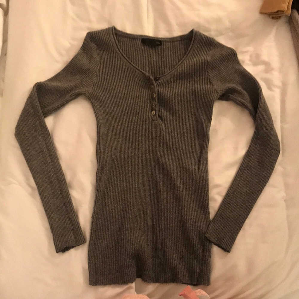Ribbed gray long sleeve w/ buttons